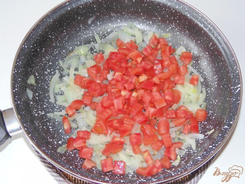 Фото приготовление рецепта: Тушенный кабачок с чесночными стрелками и помидором шаг №4