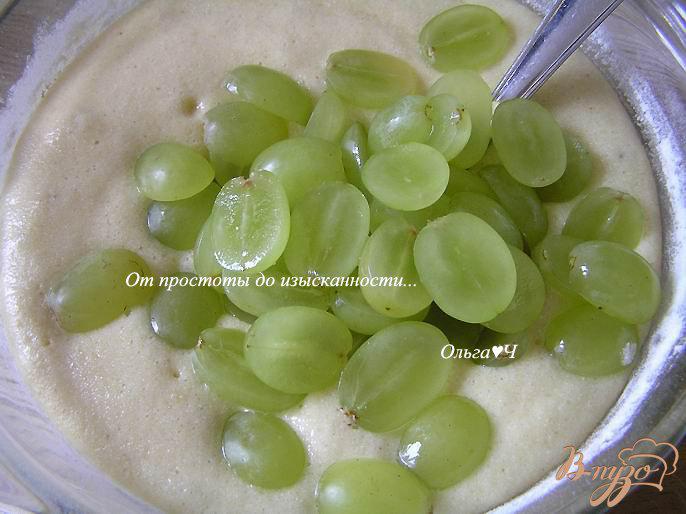 Фото приготовление рецепта: Мятный манник с виноградом на оливковом масле шаг №4