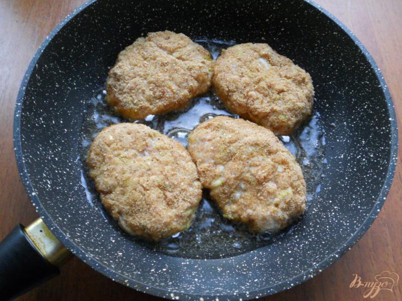 Фото приготовление рецепта: Куриные котлеты с кабачком шаг №5