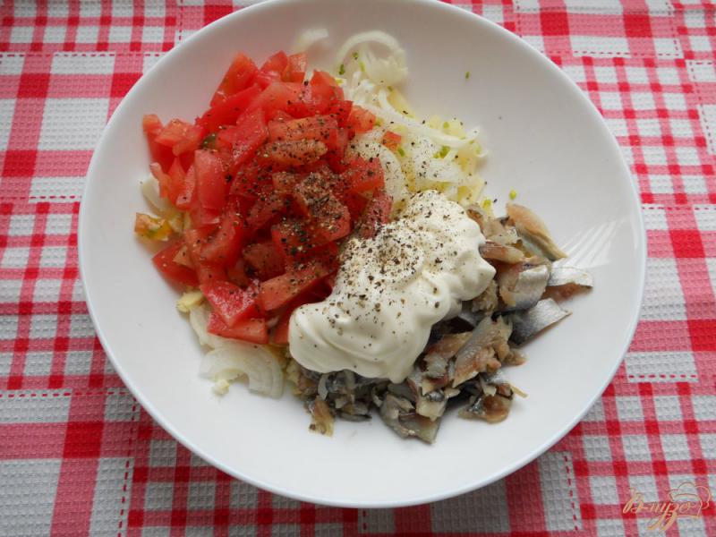 Фото приготовление рецепта: Салат со свежими помидорами и соленой салакой шаг №3