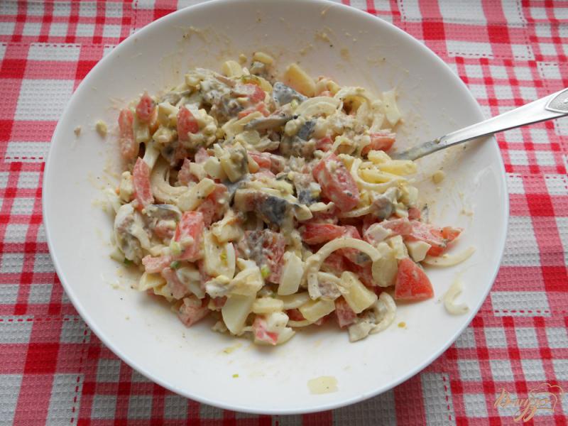 Фото приготовление рецепта: Салат со свежими помидорами и соленой салакой шаг №4