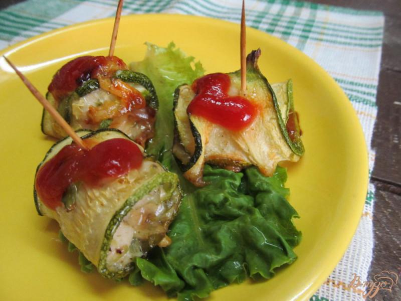 Фото приготовление рецепта: Закуска из кабачка с курицей и сыром шаг №5
