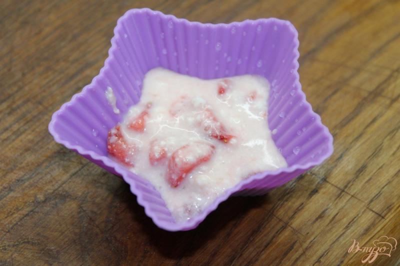 Фото приготовление рецепта: Клубничное творожное желе с йогуртом шаг №8