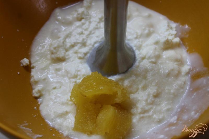 Фото приготовление рецепта: Клубничное творожное желе с йогуртом шаг №3