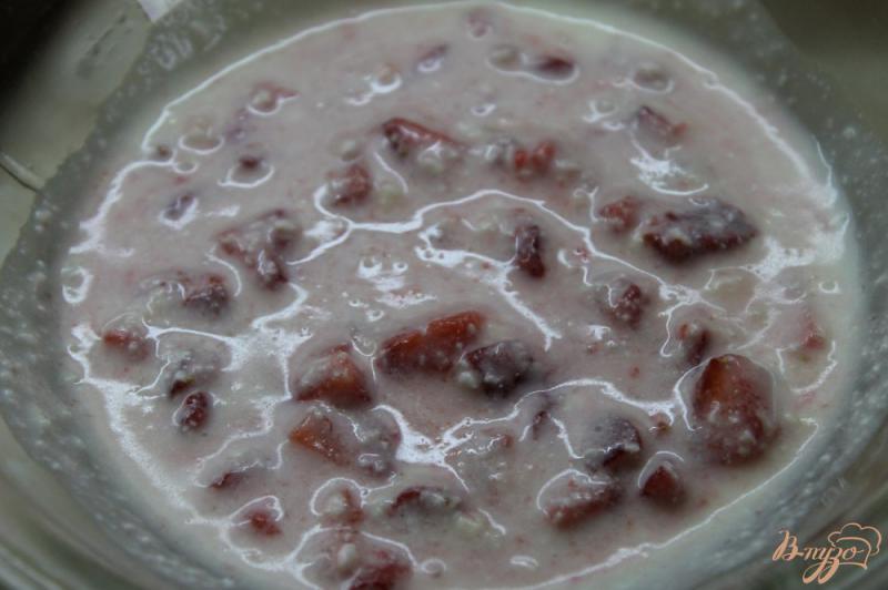 Фото приготовление рецепта: Клубничное творожное желе с йогуртом шаг №7