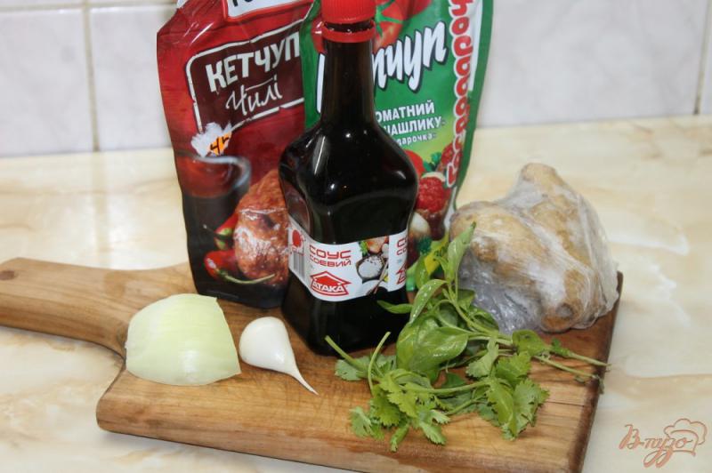 Фото приготовление рецепта: Томатный перечный соус с кинзой, базиликом и имбирем шаг №1