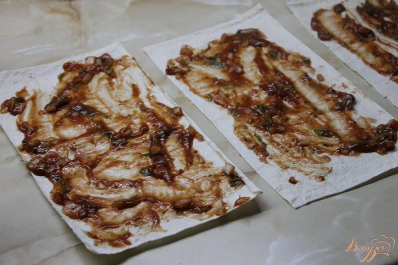 Фото приготовление рецепта: Домашние свиные колбаски в лаваше с тушенными в соевом соусе овощами шаг №9