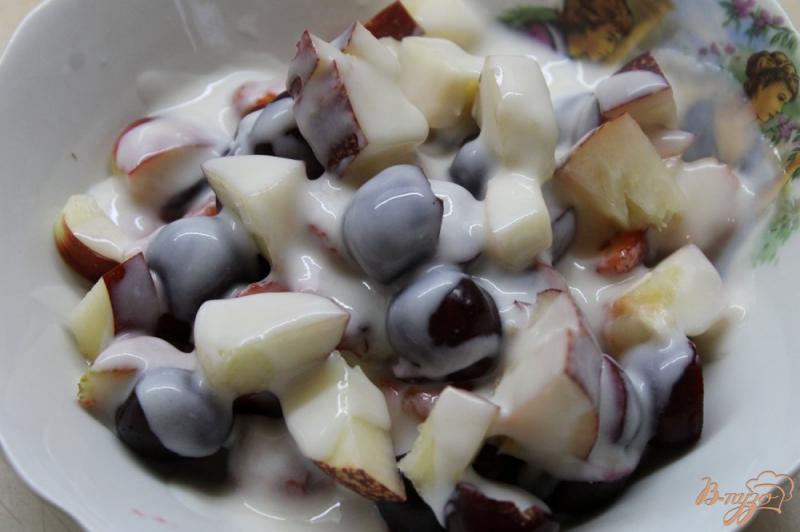 Фото приготовление рецепта: Фруктовый салат с черешней, клубникой и персиками шаг №5