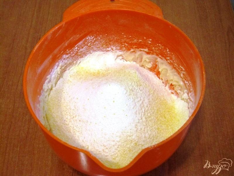 Фото приготовление рецепта: Цитрусовый пирог с кукурузной мукой шаг №4