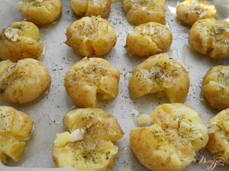 Фото приготовление рецепта: Давленый молодой картофель запеченный в духовке шаг №4