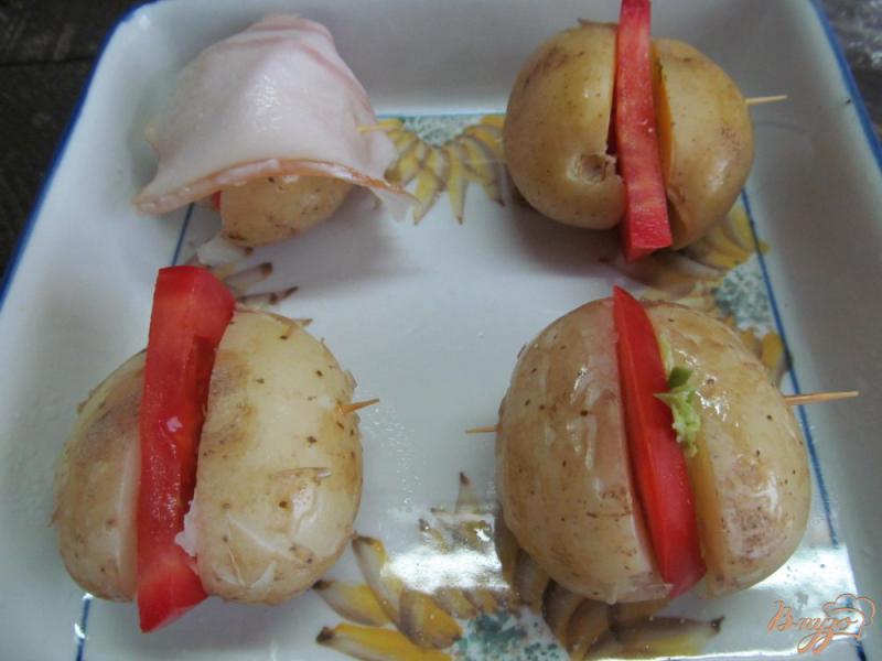 Фото приготовление рецепта: Картофель с помидором и беконом шаг №3
