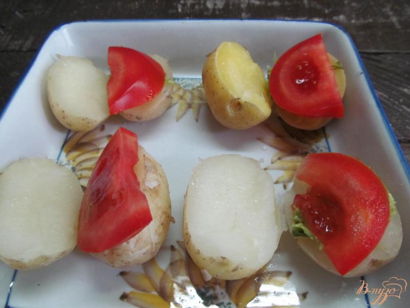 Фото приготовление рецепта: Картофель с помидором и беконом шаг №2