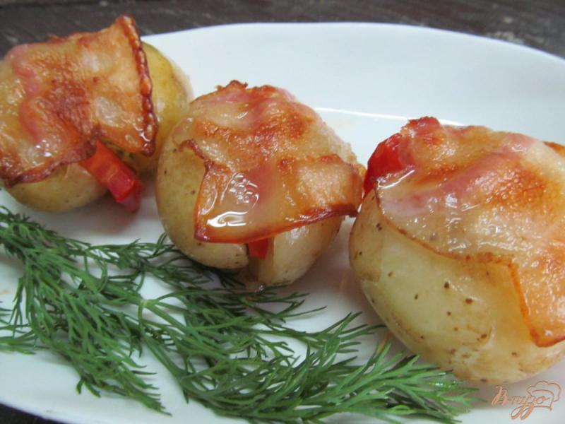 Фото приготовление рецепта: Картофель с помидором и беконом шаг №6