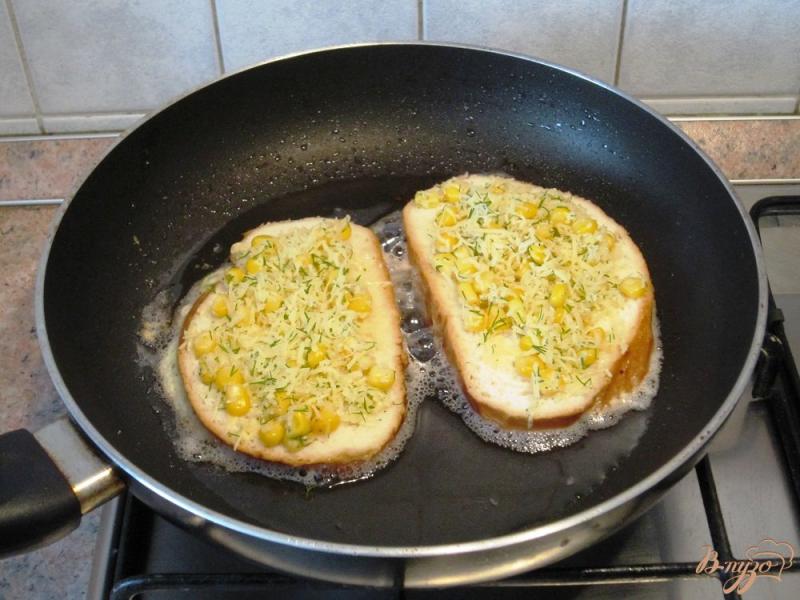 Фото приготовление рецепта: Тосты на завтрак с кукурузой шаг №8