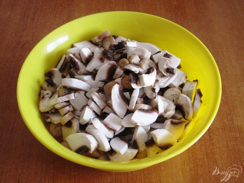 Фото приготовление рецепта: Молодой картофель с грибами шаг №3