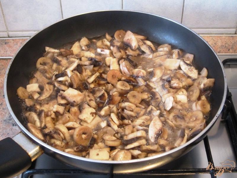 Фото приготовление рецепта: Молодой картофель с грибами шаг №4