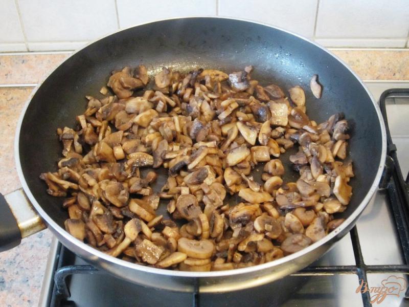Фото приготовление рецепта: Молодой картофель с грибами шаг №5