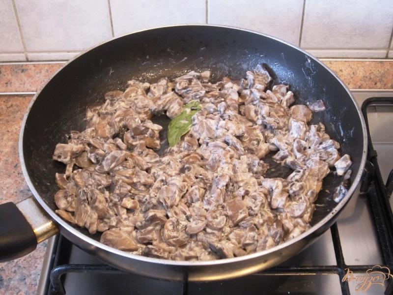 Фото приготовление рецепта: Молодой картофель с грибами шаг №6