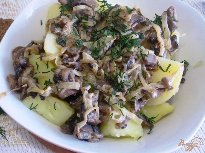 Фото приготовление рецепта: Молодой картофель с грибами шаг №10