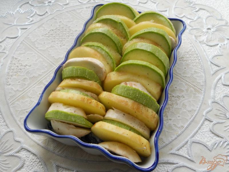 Фото приготовление рецепта: Молодой картофель запеченный с кабачками и шампиньонами шаг №2