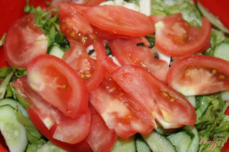 Фото приготовление рецепта: Салат с сыром фета, шампиньонами и свежими овощами шаг №4