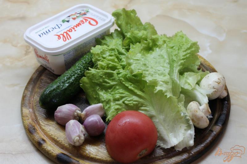 Фото приготовление рецепта: Салат с сыром фета, шампиньонами и свежими овощами шаг №1