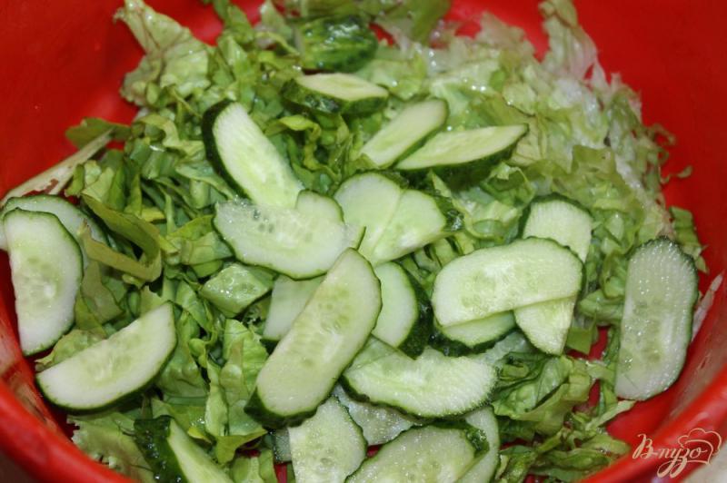 Фото приготовление рецепта: Салат с сыром фета, шампиньонами и свежими овощами шаг №2