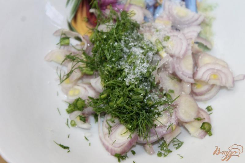 Фото приготовление рецепта: Салат с сыром фета, шампиньонами и свежими овощами шаг №6