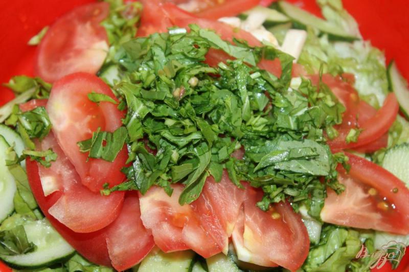 Фото приготовление рецепта: Салат с сыром фета, шампиньонами и свежими овощами шаг №5