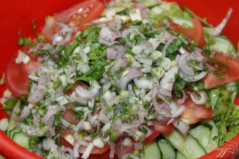 Фото приготовление рецепта: Салат с сыром фета, шампиньонами и свежими овощами шаг №7