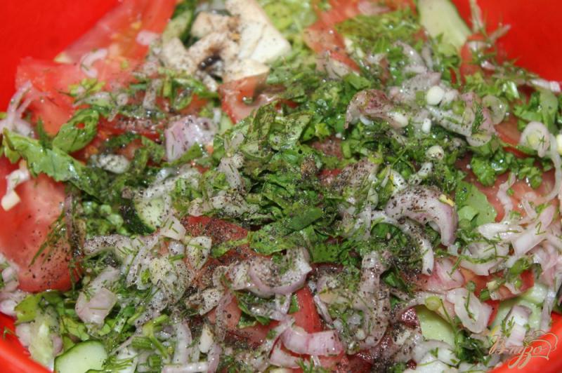 Фото приготовление рецепта: Салат с сыром фета, шампиньонами и свежими овощами шаг №8