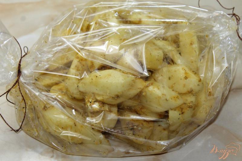 Фото приготовление рецепта: Запеченный молодой картофель в специях с маслом и укропом шаг №5