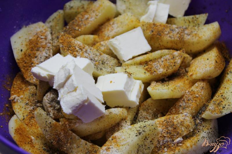Фото приготовление рецепта: Запеченный молодой картофель в специях с маслом и укропом шаг №4