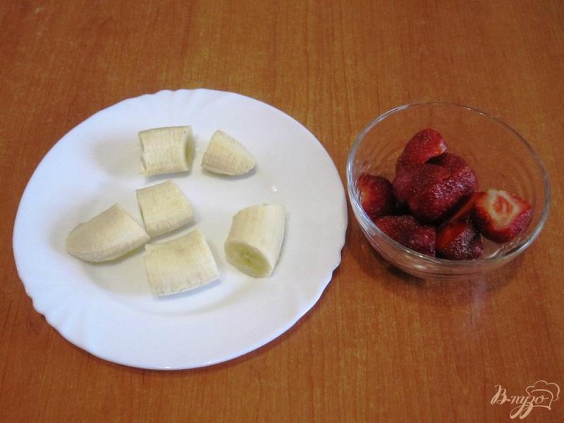 Фото приготовление рецепта: Молочный коктейль с персиками, клубникой и бананом шаг №3