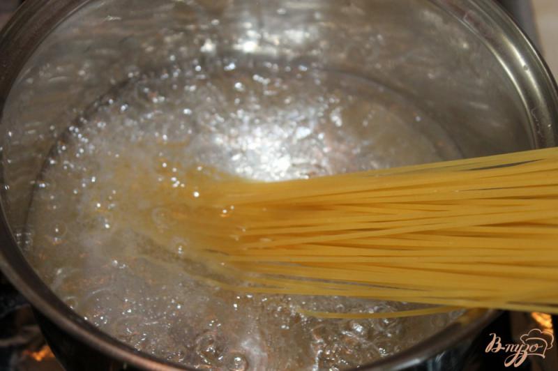 Фото приготовление рецепта: Паста с фетой и соусом песто шаг №1