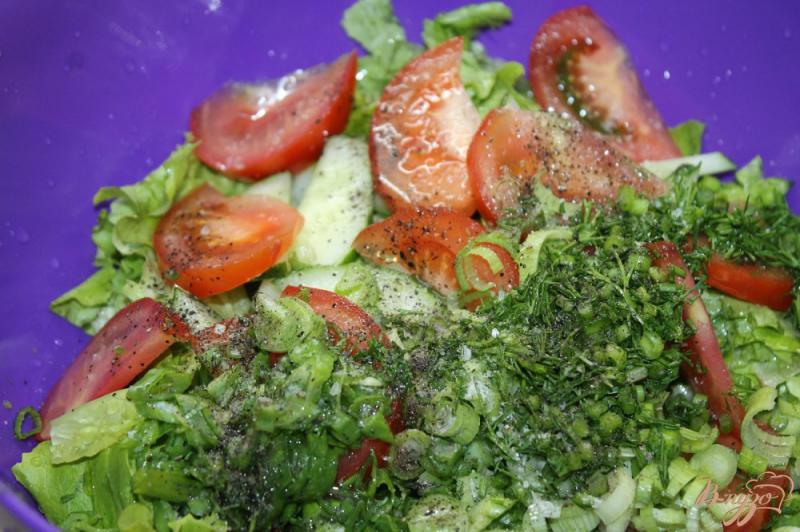 Фото приготовление рецепта: Микс салат с огурцами и помидорами шаг №5