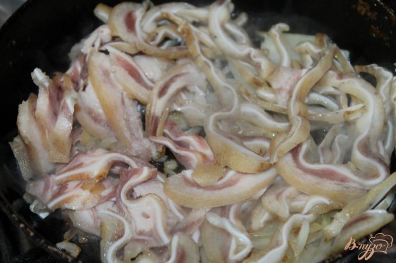 Фото приготовление рецепта: Свиные ушки жаренные в соевом соусе с пикантной аджикой шаг №4