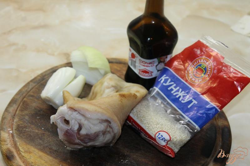 Фото приготовление рецепта: Свиные ушки жаренные в соевом соусе с пикантной аджикой шаг №1