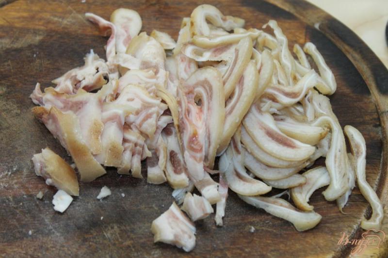 Фото приготовление рецепта: Свиные ушки жаренные в соевом соусе с пикантной аджикой шаг №3