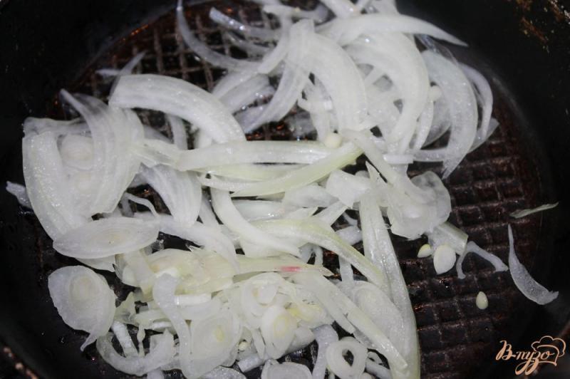 Фото приготовление рецепта: Свиные ушки жаренные в соевом соусе с пикантной аджикой шаг №2