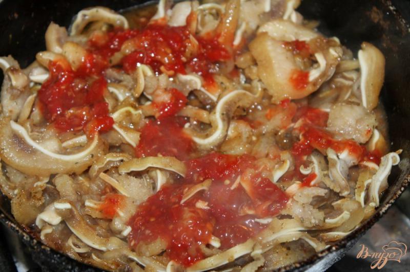 Фото приготовление рецепта: Свиные ушки жаренные в соевом соусе с пикантной аджикой шаг №6