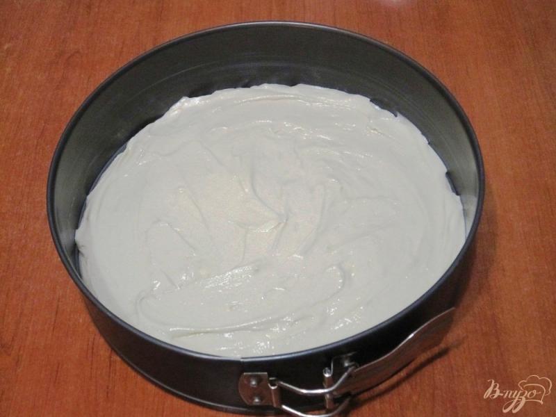 Фото приготовление рецепта: Ванильный пирог с клубникой шаг №6
