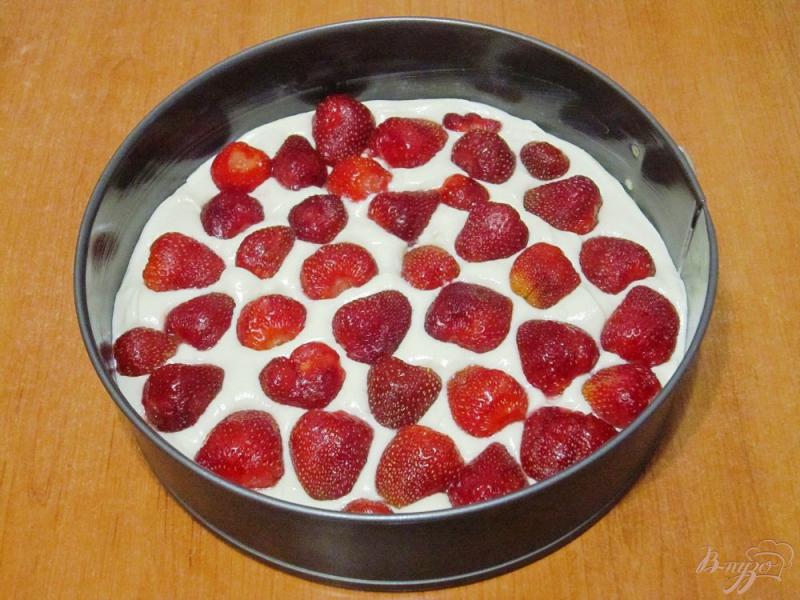 Фото приготовление рецепта: Ванильный пирог с клубникой шаг №8