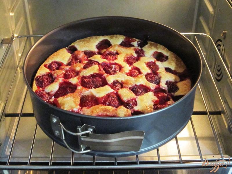 Фото приготовление рецепта: Ванильный пирог с клубникой шаг №10