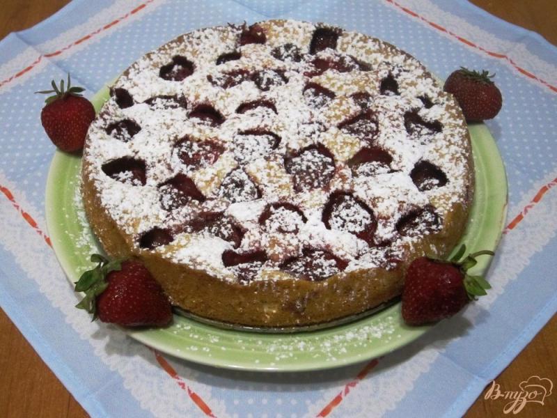 Фото приготовление рецепта: Ванильный пирог с клубникой шаг №11