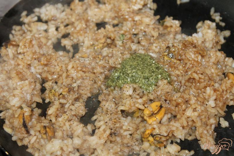 Фото приготовление рецепта: Рис с мидиями в соевым соусом шаг №6
