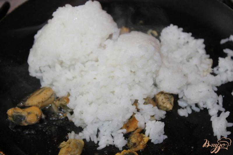 Фото приготовление рецепта: Рис с мидиями в соевым соусом шаг №4