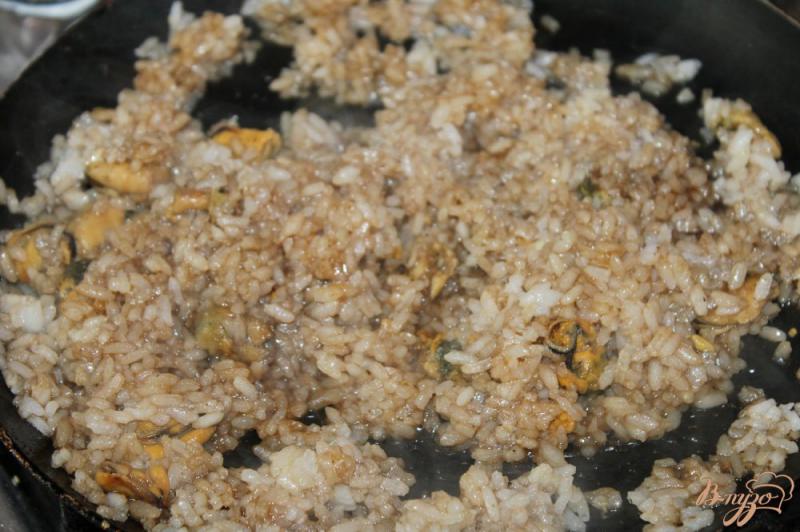 Фото приготовление рецепта: Рис с мидиями в соевым соусом шаг №5