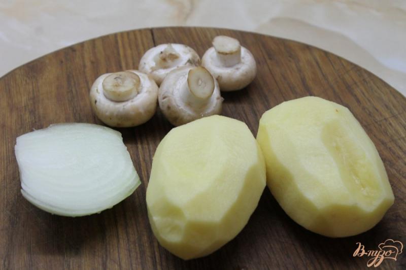 Фото приготовление рецепта: Молодой картофель запеченный с грибами и сыром фета шаг №1
