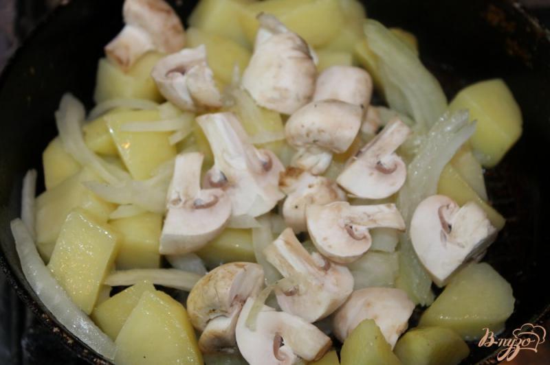 Фото приготовление рецепта: Молодой картофель запеченный с грибами и сыром фета шаг №3